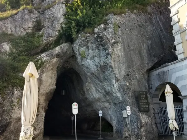 Postojenská jeskyně a hrad Predjama: vlak v podzemí a rytíři ve skále