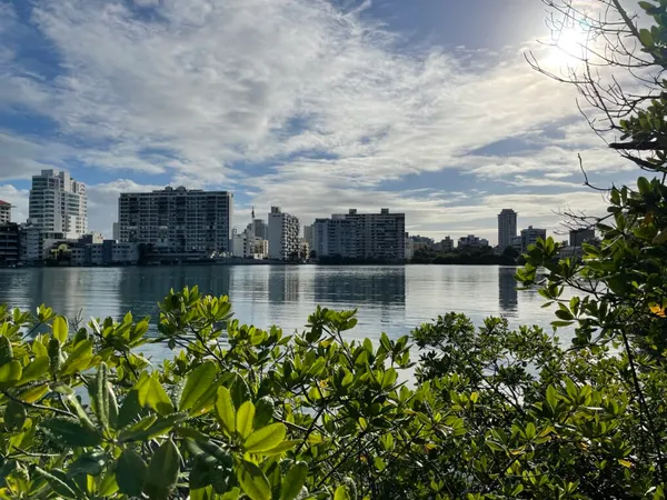 Park podél laguny del Condado v San Juan, Portoriko