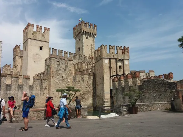 Lago di Garda levně: kde bydlet, autobus kolem jezera a Sirmione